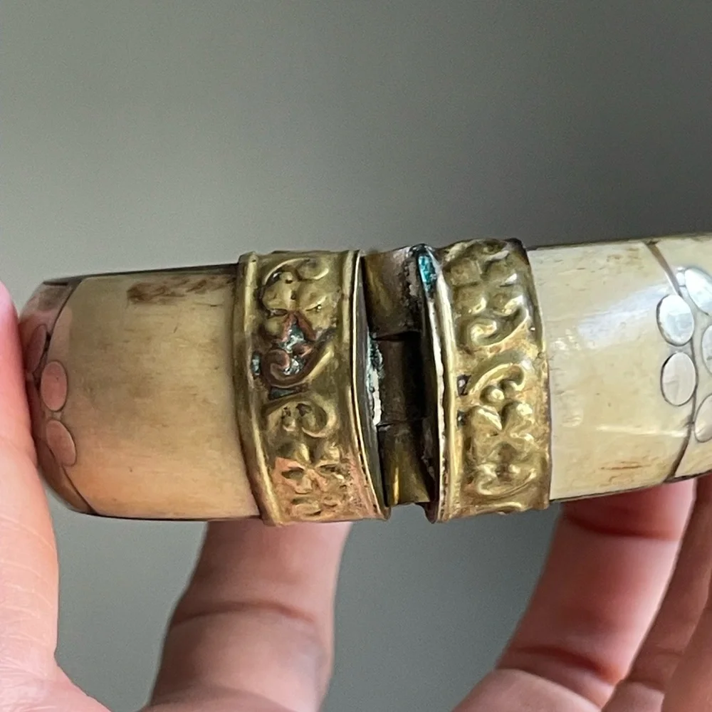 Vintage Ivory-Tone Inlay brass Bangle Bracelet w latch